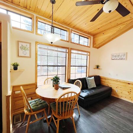 Sally'S Cabin Is A Quaint Two Bedroom Tiny Home Woodland Park Exterior foto