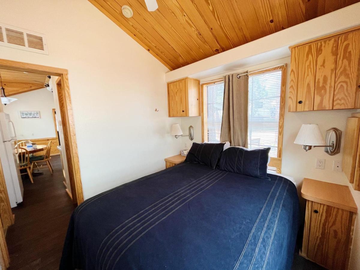 Sally'S Cabin Is A Quaint Two Bedroom Tiny Home Woodland Park Exterior foto