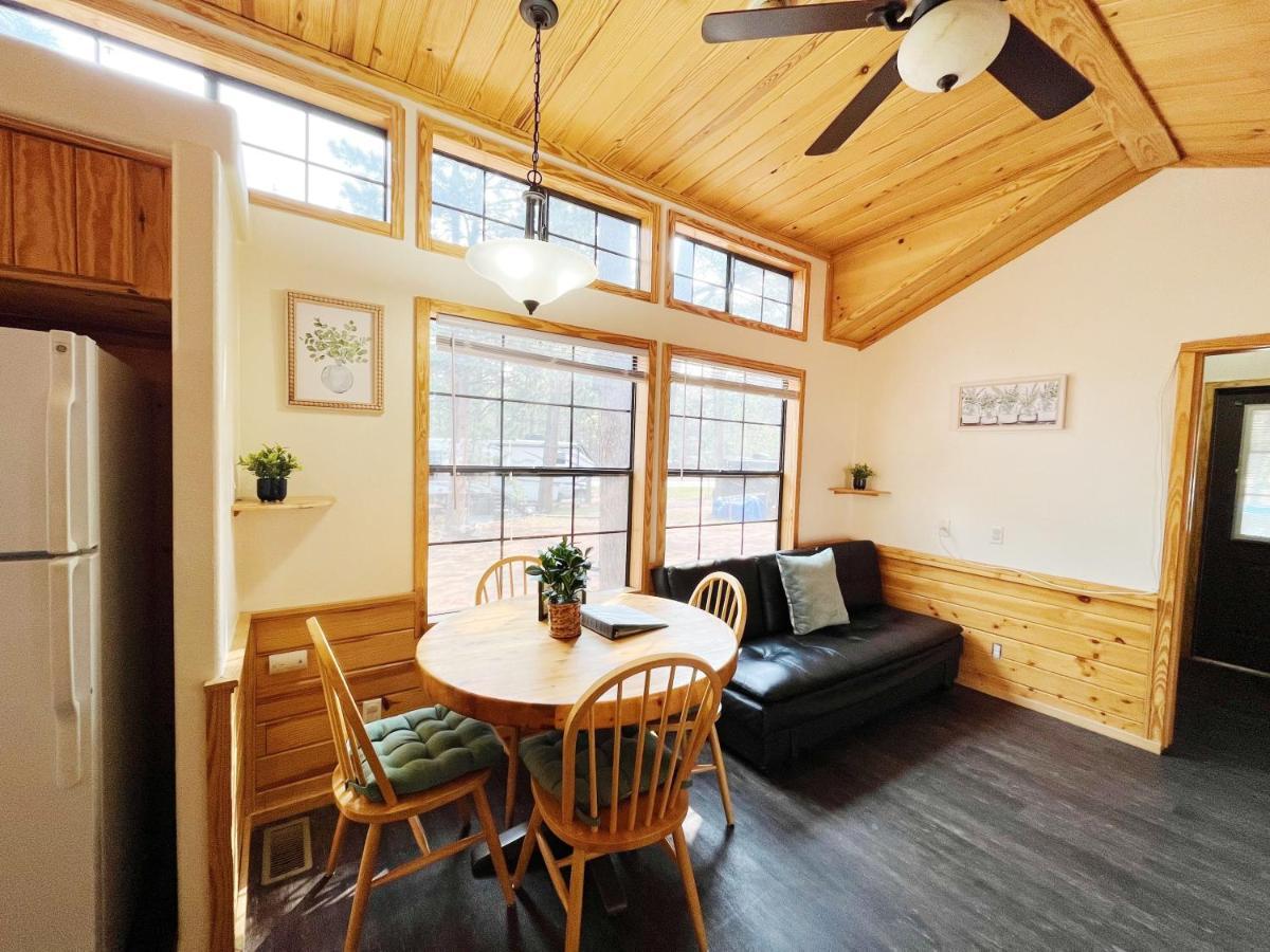Sally'S Cabin Is A Quaint Two Bedroom Tiny Home Woodland Park Exterior foto
