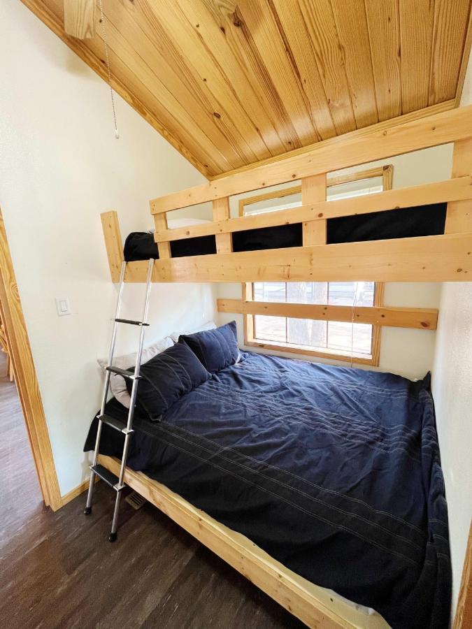 Sally'S Cabin Is A Quaint Two Bedroom Tiny Home Woodland Park Exterior foto