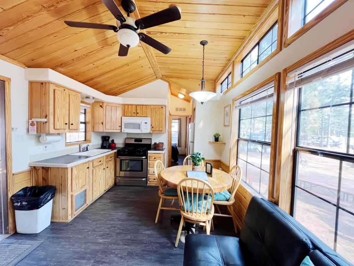 Sally'S Cabin Is A Quaint Two Bedroom Tiny Home Woodland Park Exterior foto
