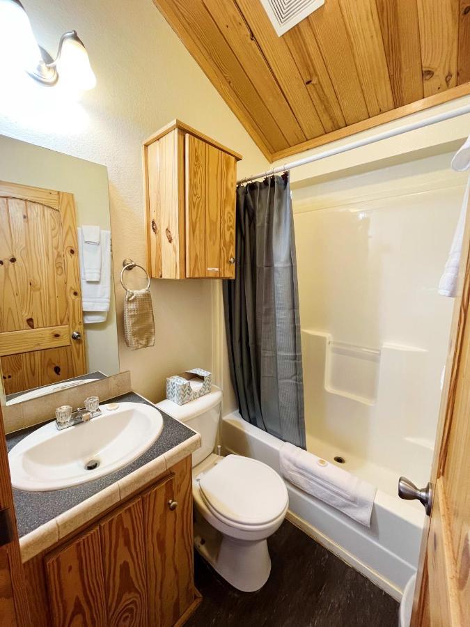 Sally'S Cabin Is A Quaint Two Bedroom Tiny Home Woodland Park Exterior foto