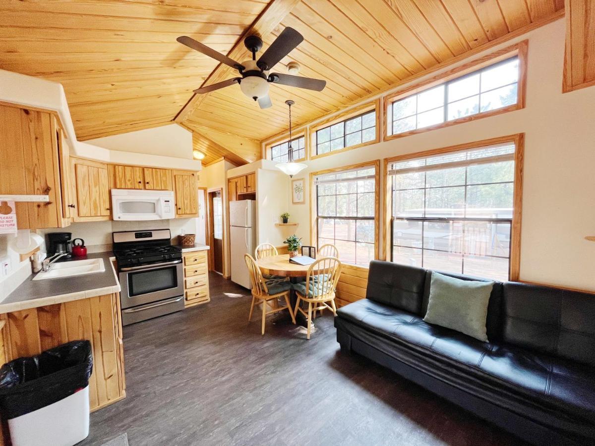 Sally'S Cabin Is A Quaint Two Bedroom Tiny Home Woodland Park Exterior foto